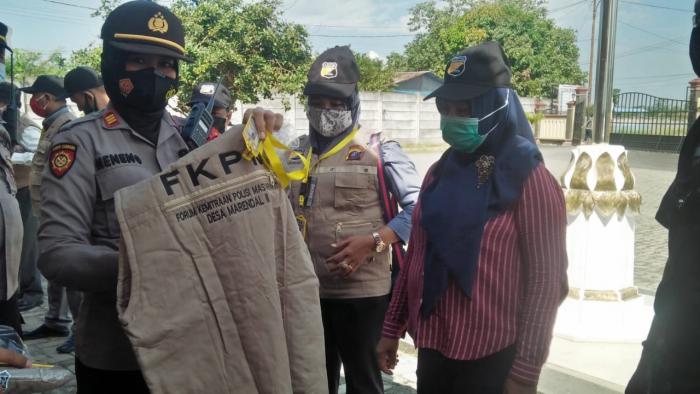 Polsek Patumbak Bagikan Perlengkapan FKPM Membantu Kamtibmas