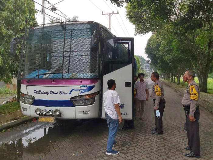Polsek Patumbak Fasilitasi Lansia Ikut Vaksinasi di Lanud Soewondo