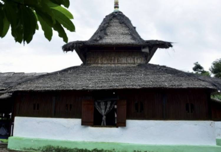 Mengujungi Masjid Wapauwe Tertua di Maluku