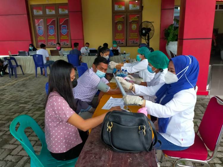 Peringati HUT Bhayangkara ke-75, Polsek Patumbak Vaksinasi Massal ke Lansia