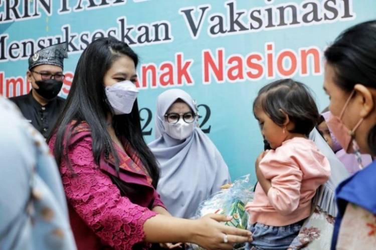 Dukung Vaksinasi BIAN, Kahiyang Ayu Harapkan Semua Anak Di Imunisasi