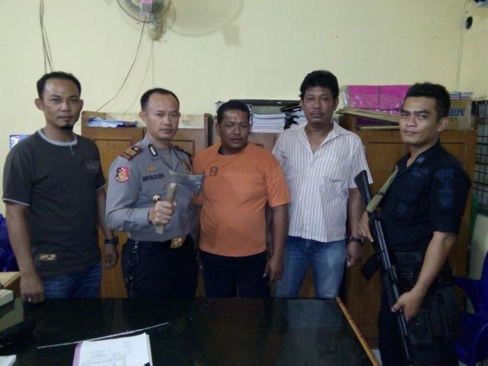 Ancam Warga Pakai Kampak, Security Supermarket Diringkus Polisi