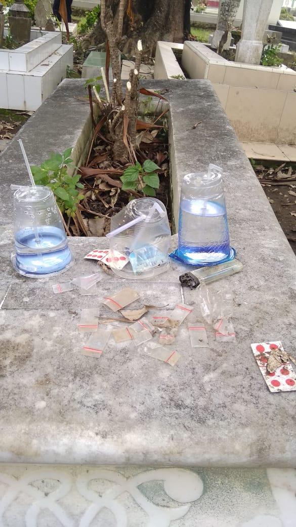 Plastik Sabu dan Bong Berserakan di Pekuburan Masjid Raya