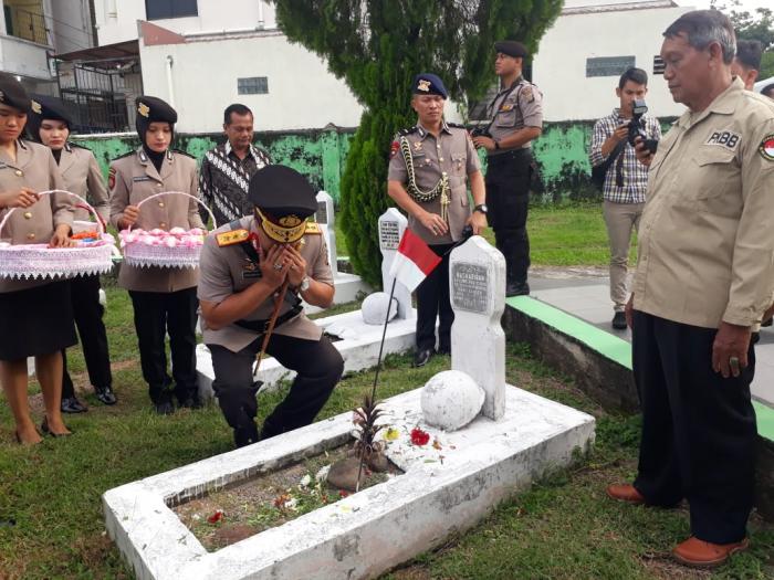 Kapoldasu Ziarah ke Taman Makam Pahlawan  