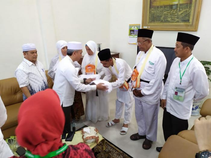 Program CSR, PDAM Tirtanadi Jaga Kelancaran Air dan Bagikan 8.500 Handuk kepada Jamaah Haji 