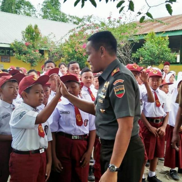 Dandim 0204/DS Beri Motivasi Siswa SD
