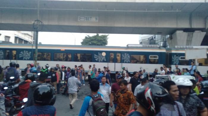 Tabrak Mobil dan Ojol, Kereta Api Mogok di Jalan SM Raja