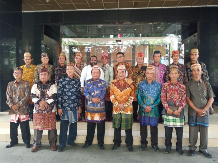 26 Tahun Gelap Gulita, Akhirnya Terang Benderang Lampu Masuk Desa  