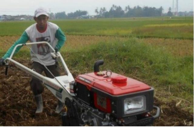 Dua Kelompok Tani Asahan Dapat Bantuan Hand Tractor