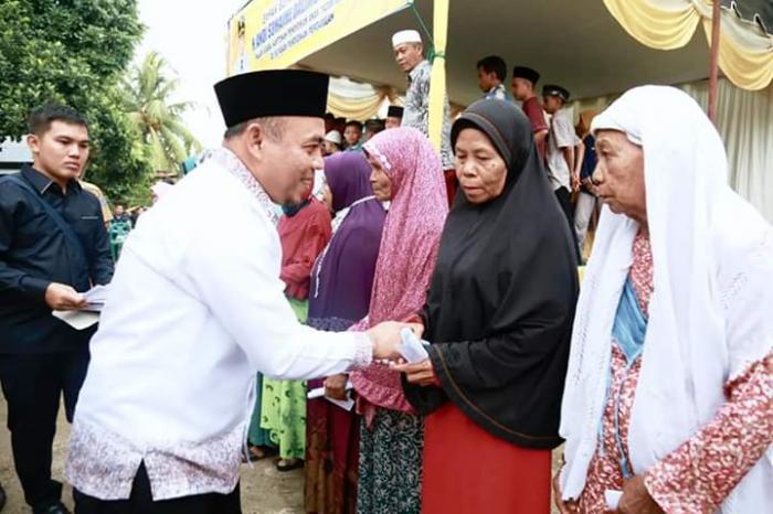 Bupati Labuhanbatu Berikan Santunan Pendidikan Anak Yatim