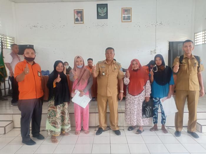 Secara Simbolis, Camat Rantau Selatan Serahkan BST Tahap III 