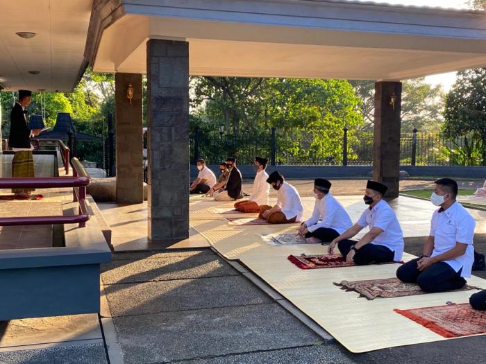 Presiden Jokowi Salat Idul Adha di Halaman Wisma Bayurini