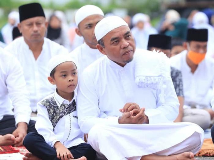 Bupati Labuhanbatu  Melaksanakan Sholat Idul Adha Di Lapangan Ika Bina En Pabolo