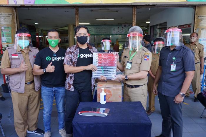 Pedagang dapat Bantuan 1.000 Face Shield dari Gojek
