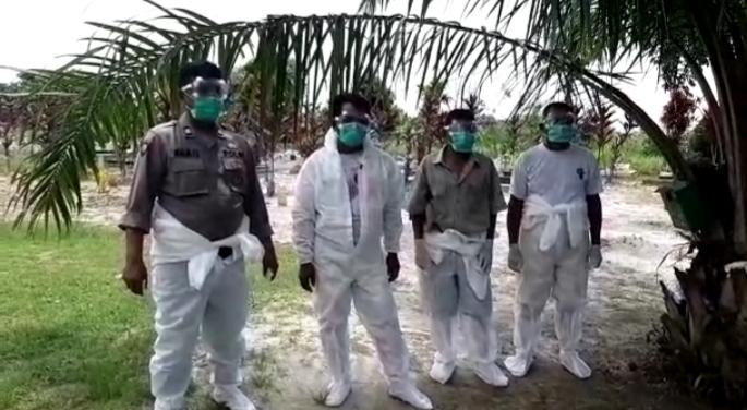 Personel Intel Polsek Patumbak Bantu Pemakaman Jenazah Covid-19 