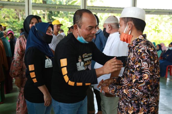 Bupati Labuhanbatu Serahkan BLT-DD Tahap III Desa Sibargot