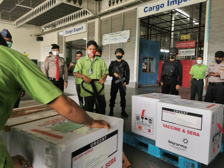 Brimob Poldasu Kawal 100.000 Dosis Vaksin Sinovac