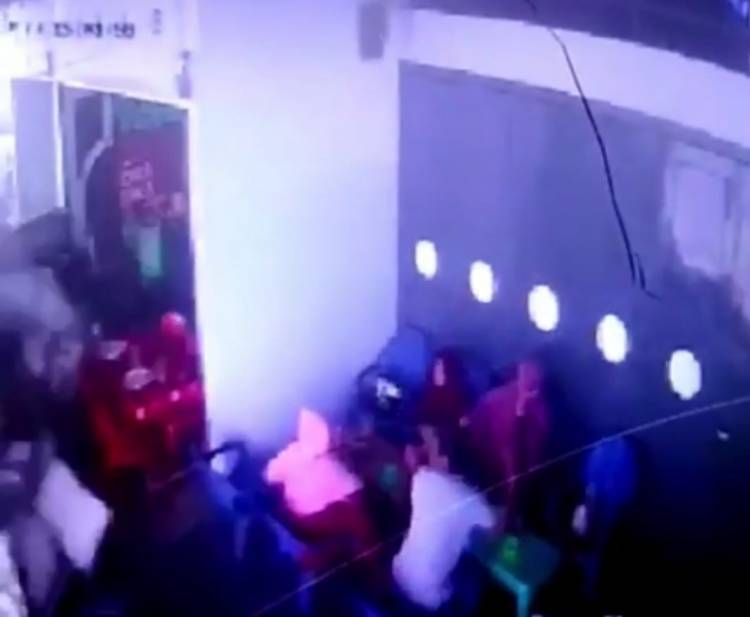 Mobil Pengangkut Es Seruduk Warung Makan, 1 Pengunjung Patah