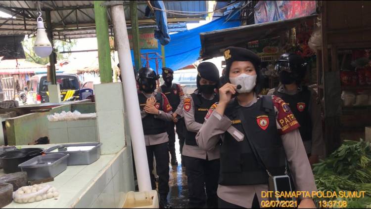 Poldasu Semprotkan Desinfektan di Kawasan Padat Penduduk