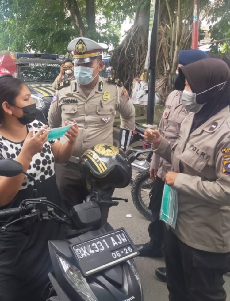 Polsekta Medankota Lakukan Penyemprotkan Disinfektan & Bagikan Masker