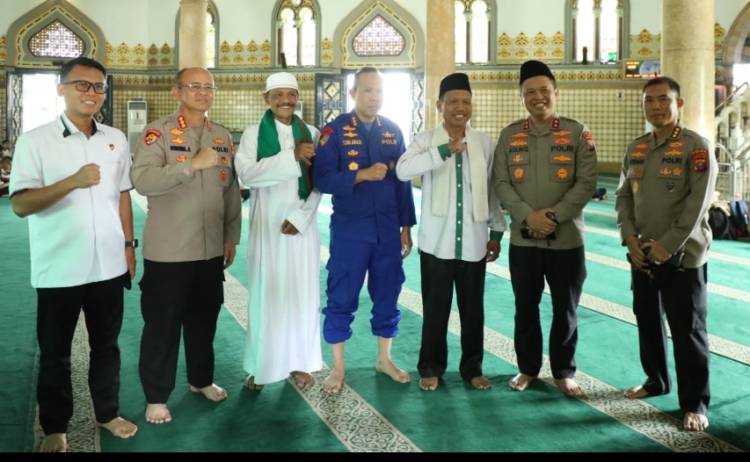 Tiba di Medan, Kapolda Sumut Langsung Shalat di Mesjid Raya