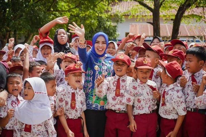 Bupati Maya Hasmita Ajak Para Orang Tua di Labuhanbatu Antar Anak Pada Hari Pertama Sekolah