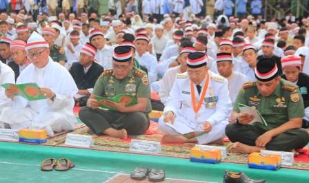 Hujan Tak Surutkan Ribuan Warga Gelar Doa Bersama 171717