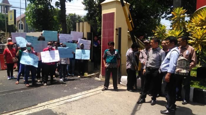 Laporan Tak Ditanggapi, Puluhan Warga Ajibata Sambangi Poldasu