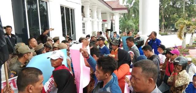 Kantor Bupati Asahan Digeruduk Warga Sei Halim Hasak  