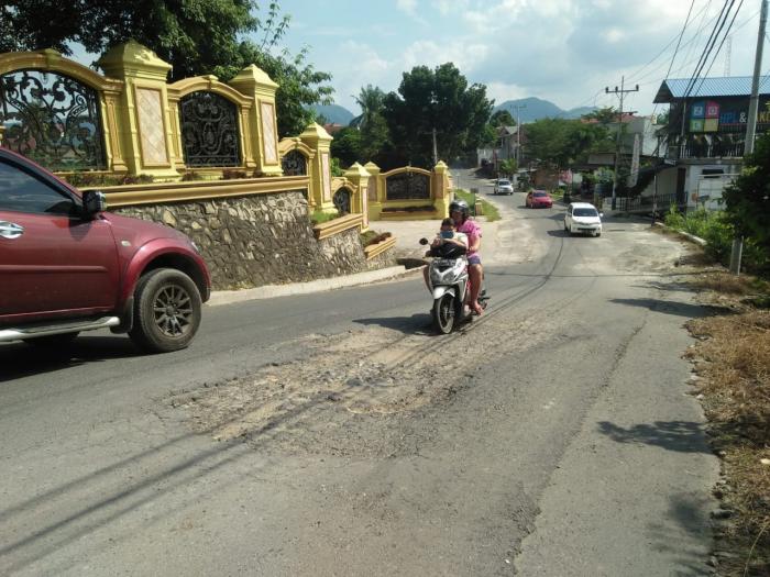 Kondisi Jalan Tanjakan Asrol Adam Sangat Buruk, Berpotensi Mengundang Maut