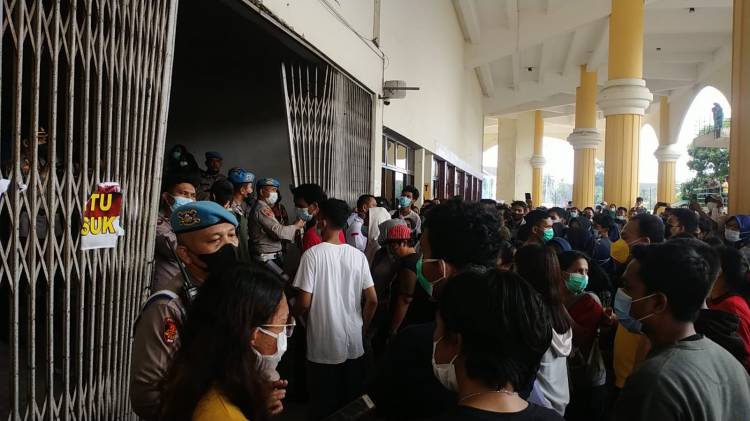 Warga Antre Vaksin Terobos Pintu GOR Pancing