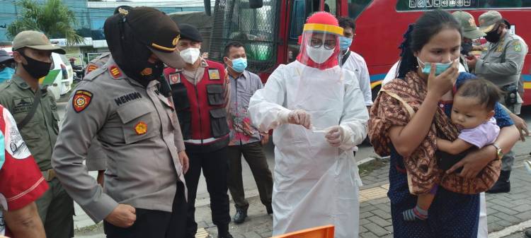 Polsek Patumbak Test Antigen Gratis ke Sopir Bus dan Calon Penumpang di Terminal Amplas