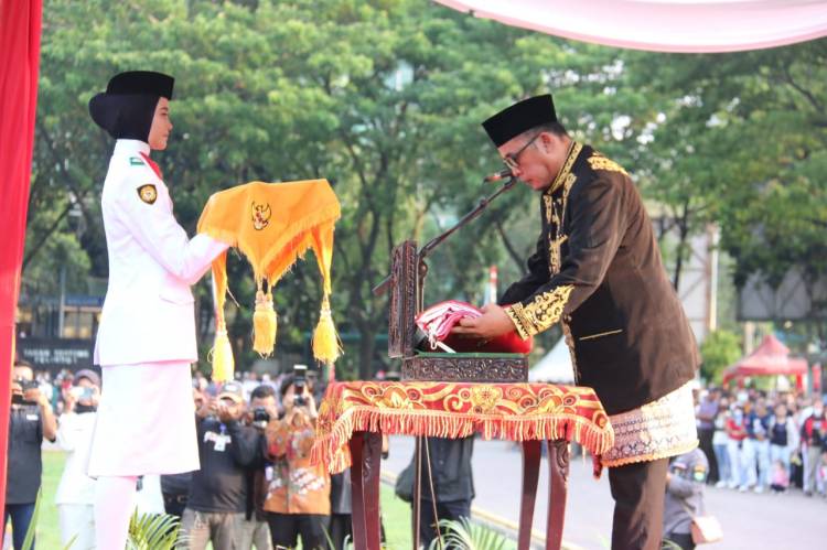 Wakil Wali Kota Medan Serahkan Tanda Kehormatan Satyalancanana Karya Satya Dari Presiden RI