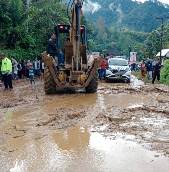 Aksi Tanggap, Polres Toba Tangani Pristiwa Tanah Longsor