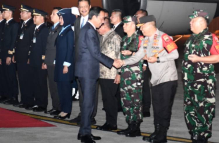 Tiba dI Bandara Kualanamu, Kapolda Sumut, Gubernur dan Pangdam Jemput Presiden