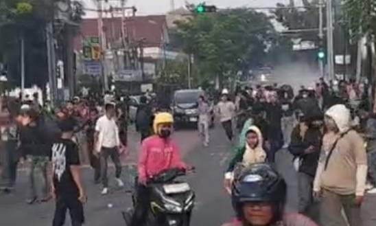 Aksi Ribuan Massa di Depan DPRD Sumut, Polisi Kerahkan Water Canon & Gas Air Mata