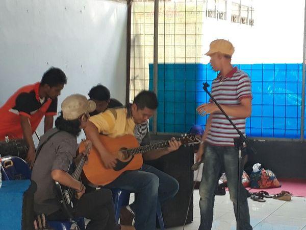 Pengunjung Rutan Tanjung Gusta Dihibur Band