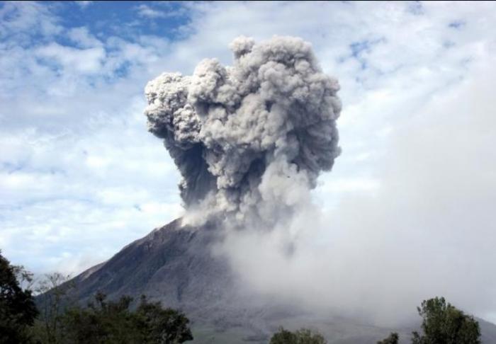 Gunung Sinabung Erupsi 2.500 Meter
