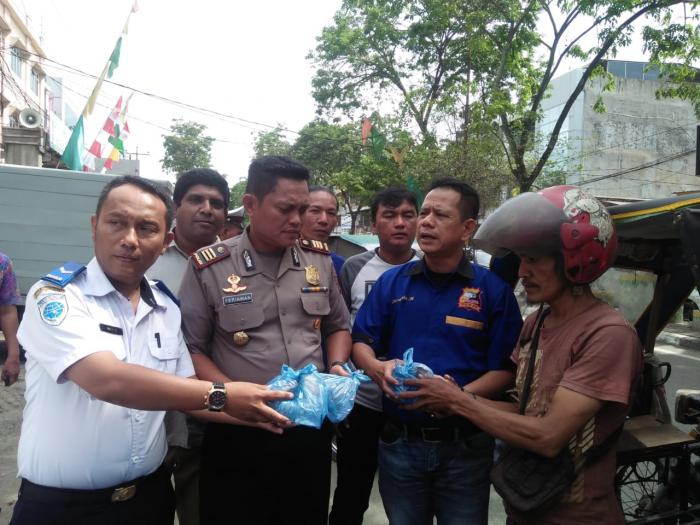 Jumat Berkah, Pewarta Polrestabes Medan Bagikan Nasi Bungkus