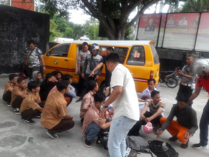 Polsek Medan Kota Amankan Puluhan Siswa yang Mau Ikut Demo