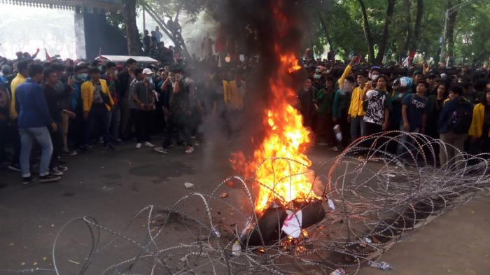 Demo di Palembang Memanas, Mahasiswa Bentrok dengan Polisi