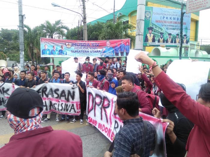 Aksi Solidaritas, Mahasiswa UISU Tutup Jalan SM Raja Medan 