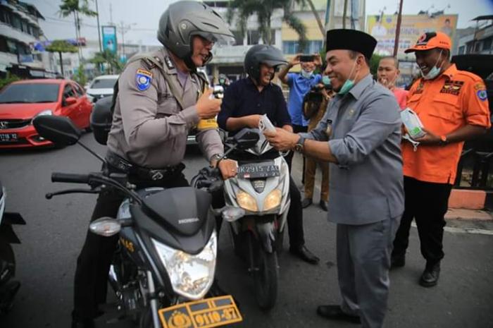 Bupati Labuhanbatu Bagikan Masker ke Masyarakat Luas