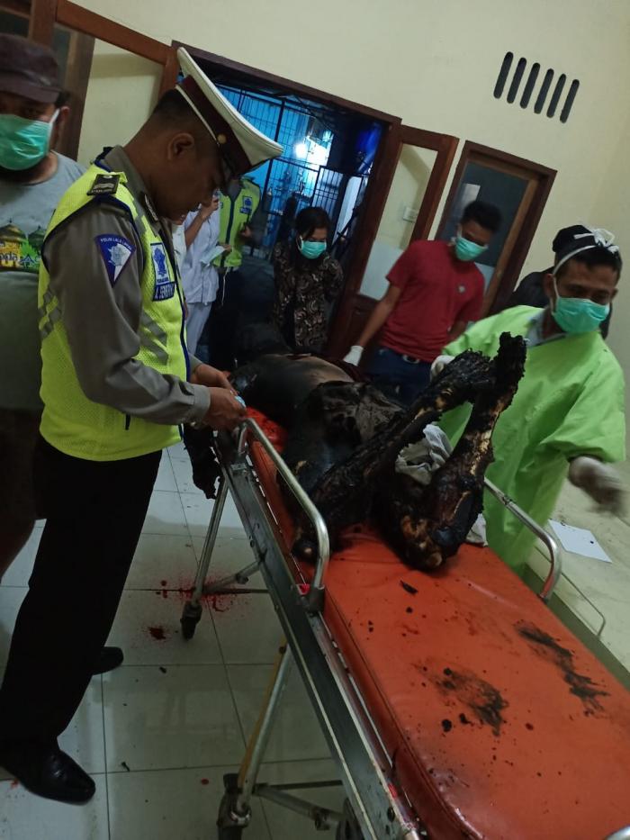 Tabrak Dump Truk Berhenti, Pengendara Honda Verza Tewas Terbakar