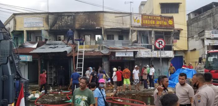 8 Unit Ruko di Simpang Limun Terbakar