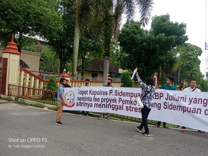 Massa Minta Kapolres Sidimpuan Dicopot 
