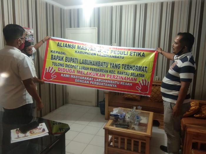 LPA Labuhanbatu Serahkan Baliho Copot Oknum Lurah