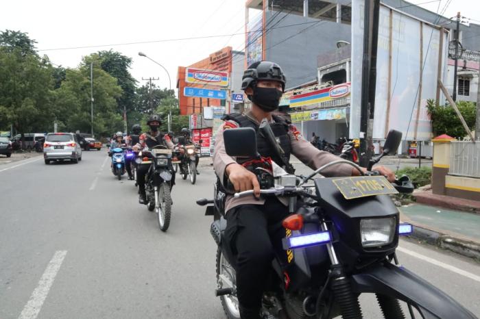 Brimob Sumut Gelar Patroli Skala Besar dan Penyemprotan Disinfektan 