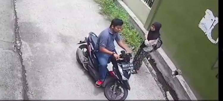 Pengendara Motor Terekam CCTV Rampas HP Pelajar