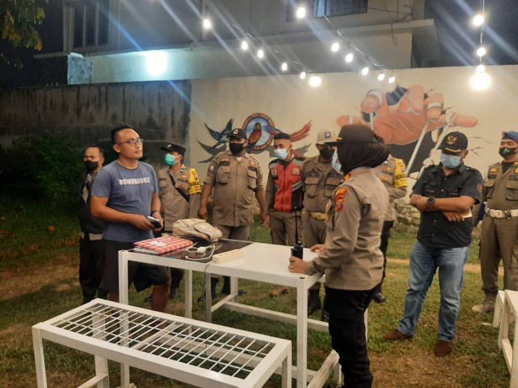 Petugas Gabungan Tutup Kafe dan Warkop di Marindal